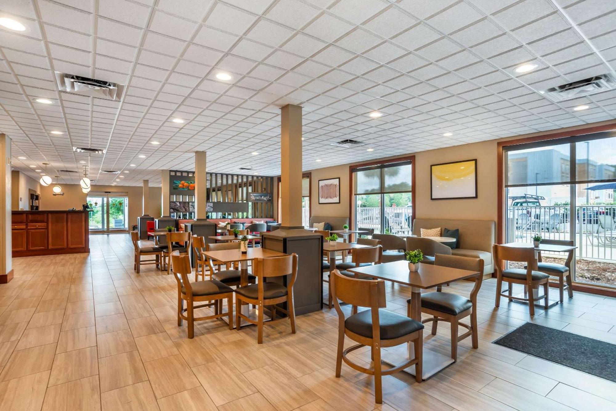 Comfort Inn & Suites Креств'ю Екстер'єр фото
