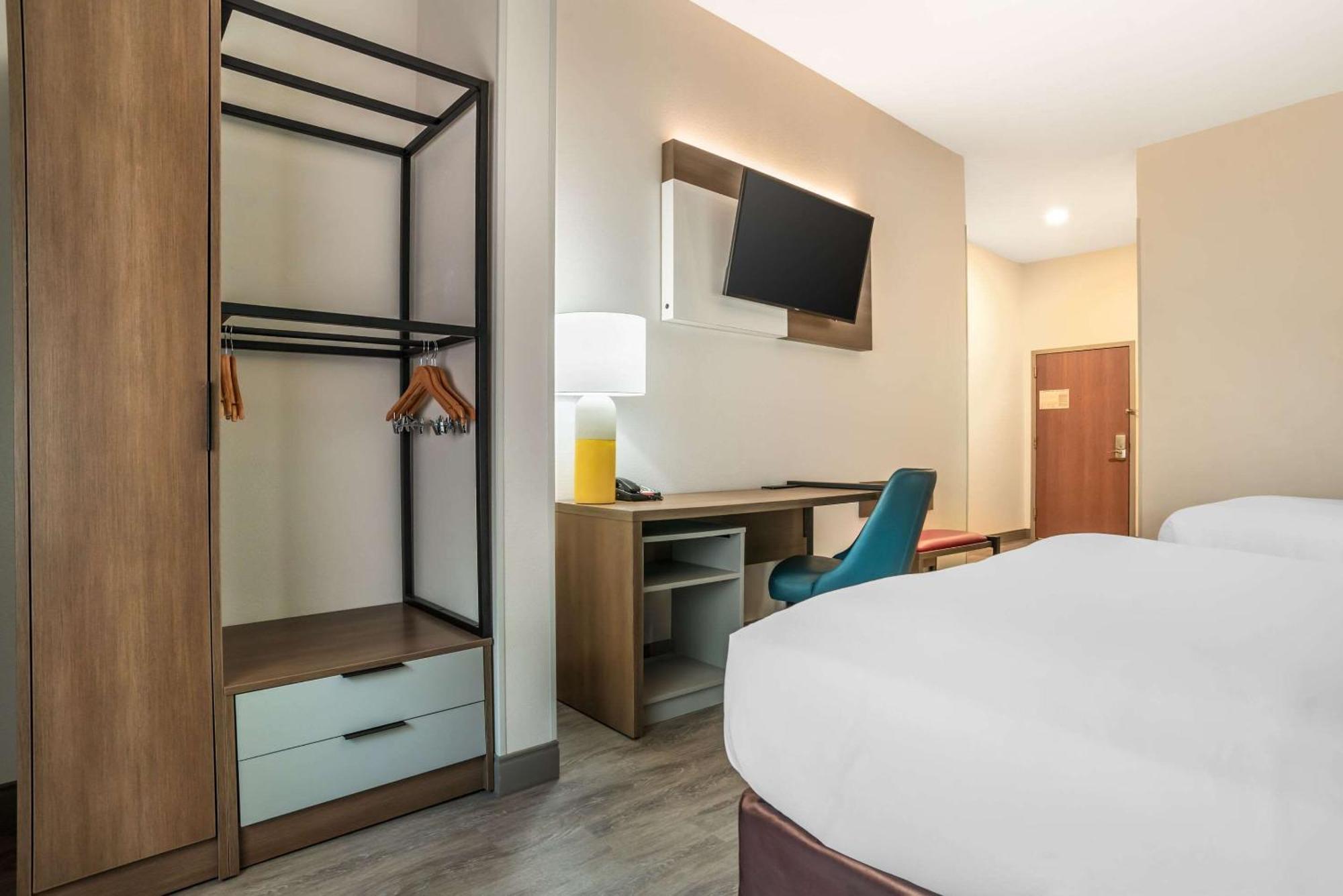 Comfort Inn & Suites Креств'ю Екстер'єр фото