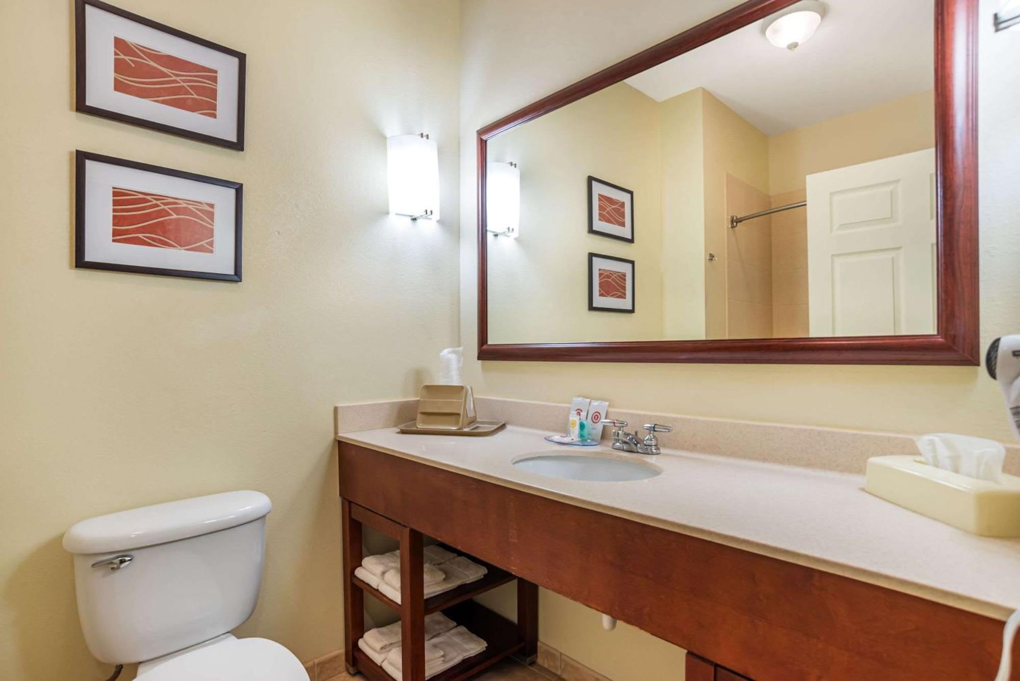 Comfort Inn & Suites Креств'ю Екстер'єр фото