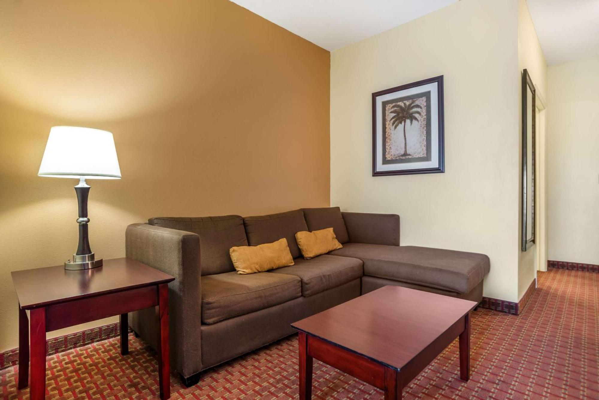 Comfort Inn & Suites Креств'ю Екстер'єр фото